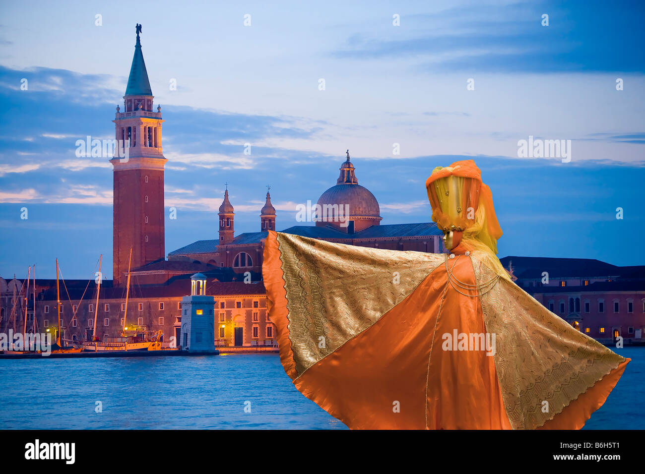 Karneval in Venedig, Italien, mit St. George Island im Hintergrund Stockfoto