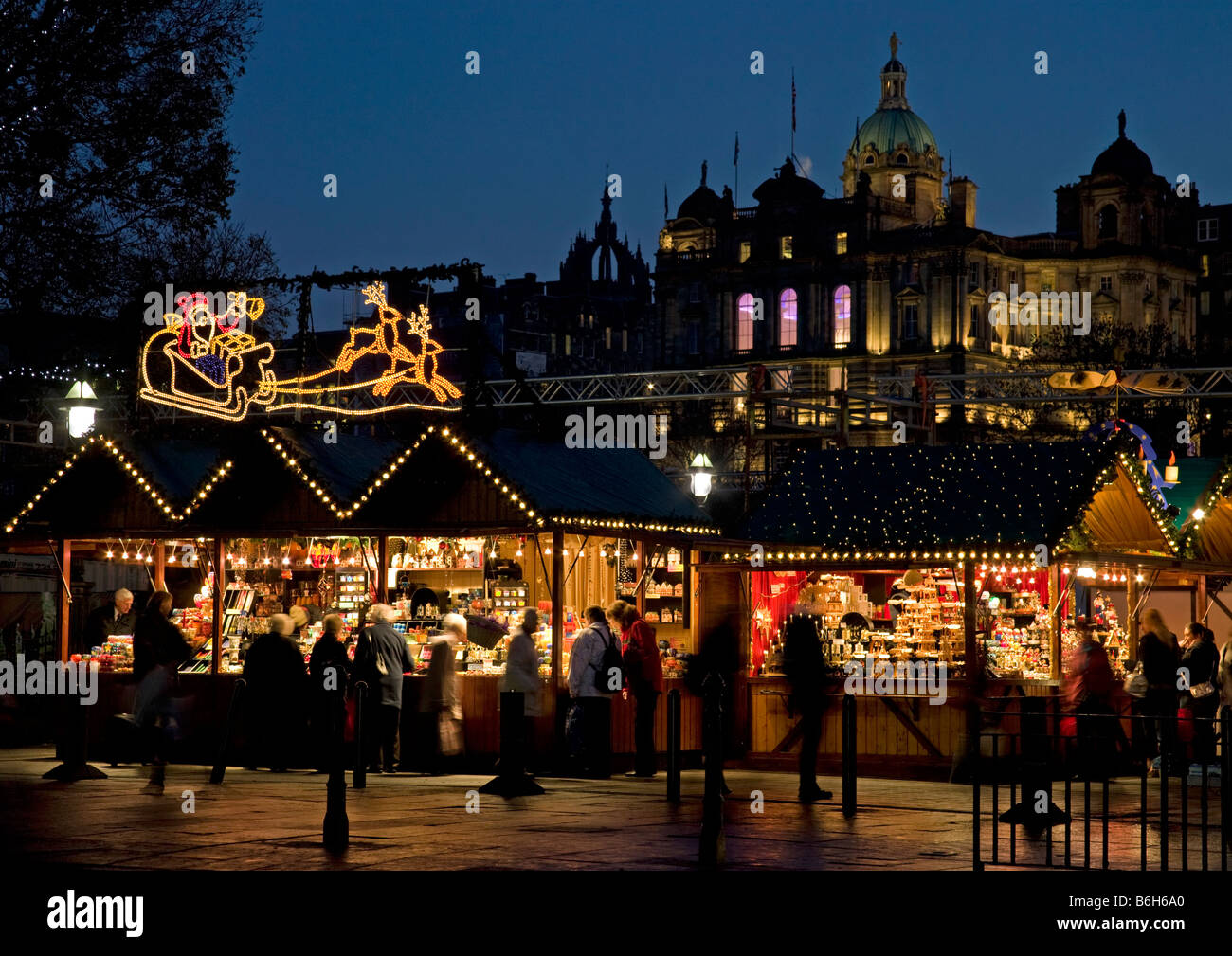 Deutsch Marktstände am Hügel in festliche Weihnachtszeit, Edinburgh, Scotland, UK, Europa Stockfoto