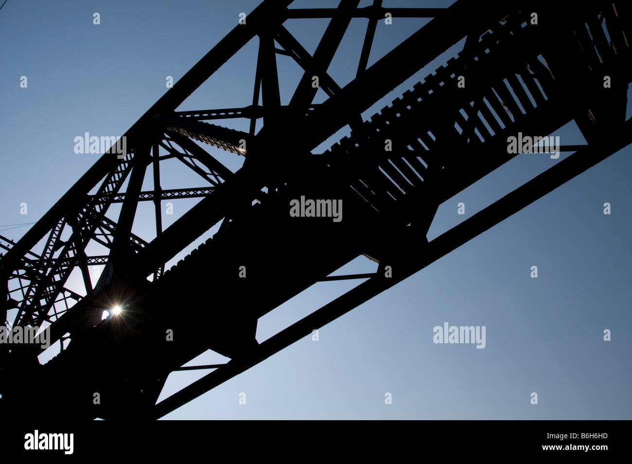 Alten Stahl-Eisenbahnbrücke über Buffalo Bayou, Innenstadt von Houston, Texas. Stockfoto