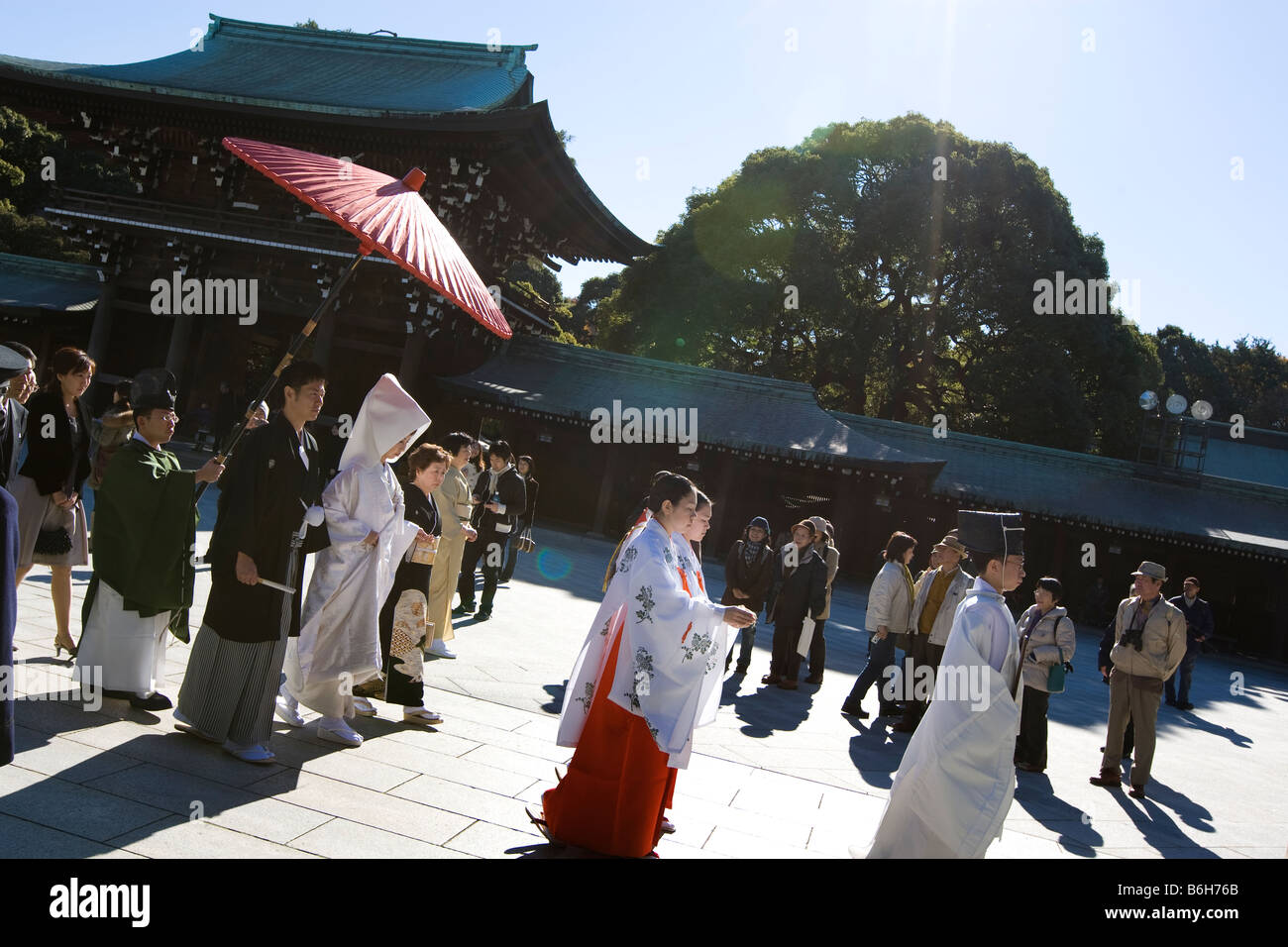 Eine traditionelle Shinto-Religion-Hochzeits-Zeremonie beginnt an der Meiji-Schrein, Tokyo, Japan, Sonntag, 7. Dezember 2008 Stockfoto