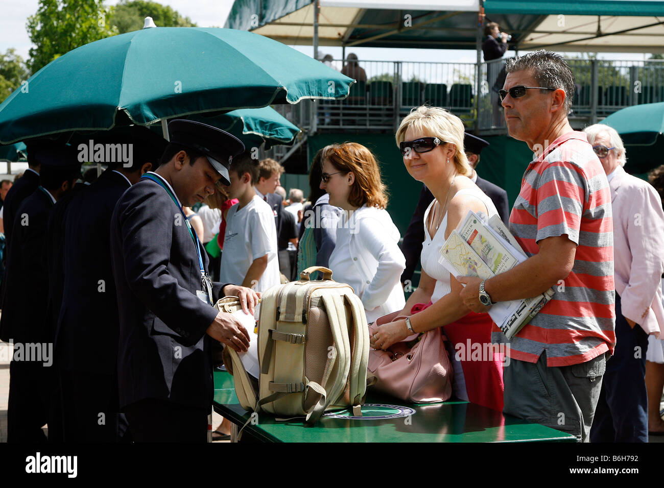 Zuschauer haben ihre Koffer an den Eingangstoren während der Wimbledon Tennis Championships 2008 gesucht Stockfoto