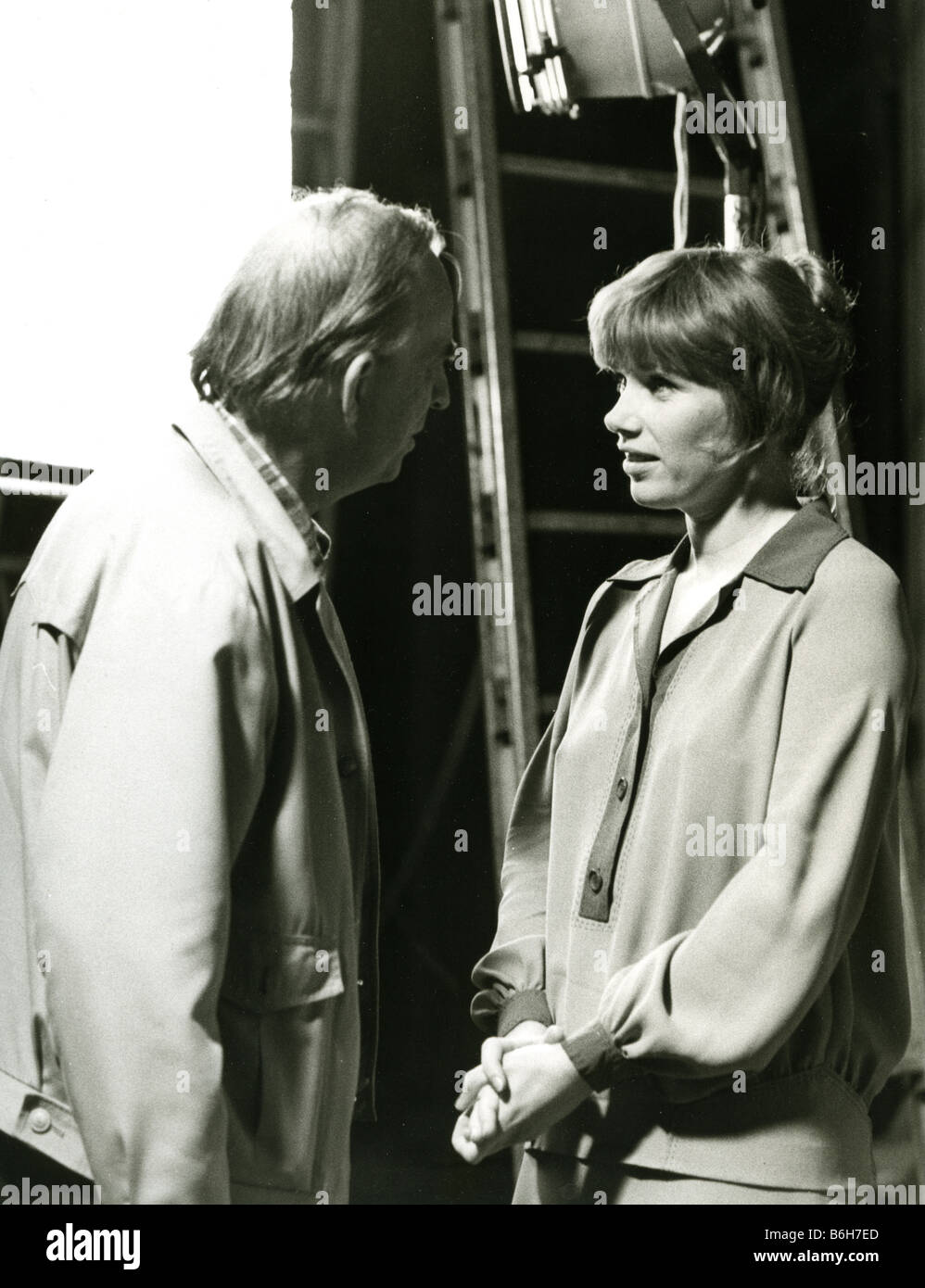 INGMAR BERGMAN auf der linken Seite mit Liv Ullman während der Dreharbeiten zu The Serpents Ei 1977 Stockfoto