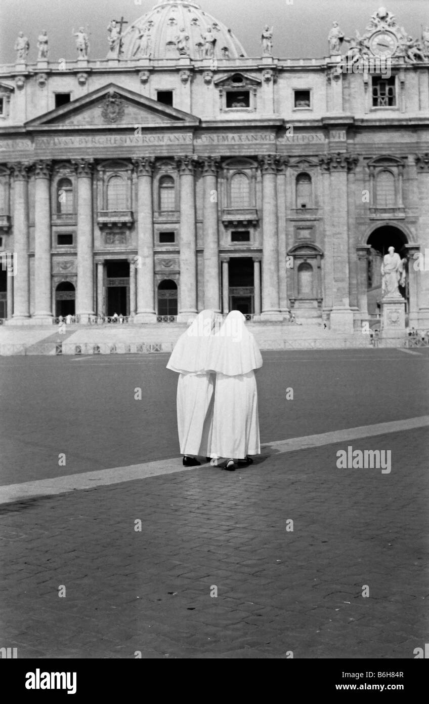 Zwei Nonnen in der St.-Peters Platz Stockfoto