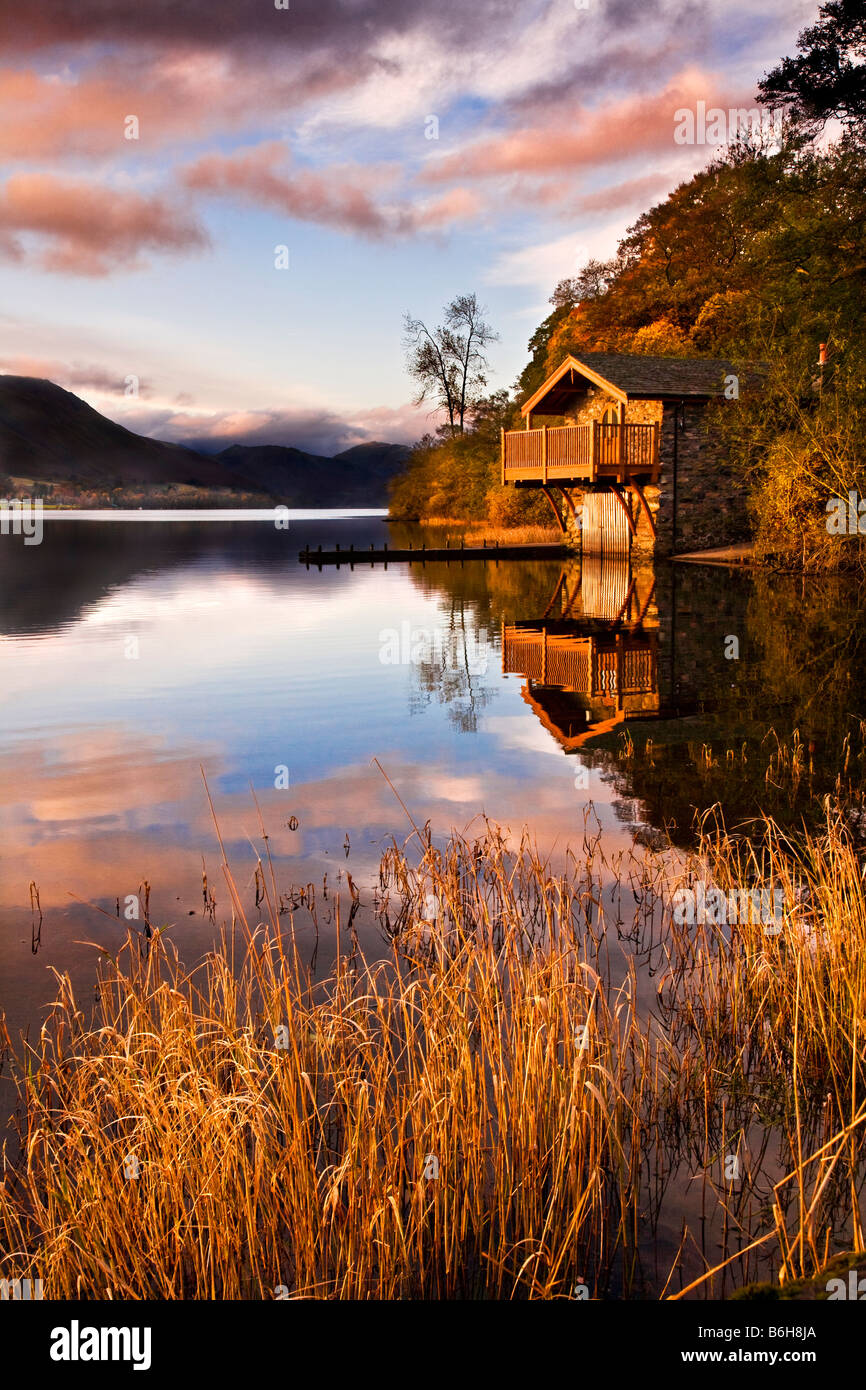 Am frühen Morgenlicht fällt auf das Bootshaus in der Nähe von Pooley Brücke am Ufer des Ullswater im Lake District England UK Stockfoto