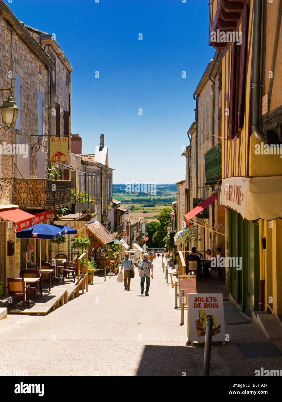 Frankreich, französische hügelige mittelalterliche Straßenszene in der Altstadt von Monflanquin, Lot et Garonne Stockfoto