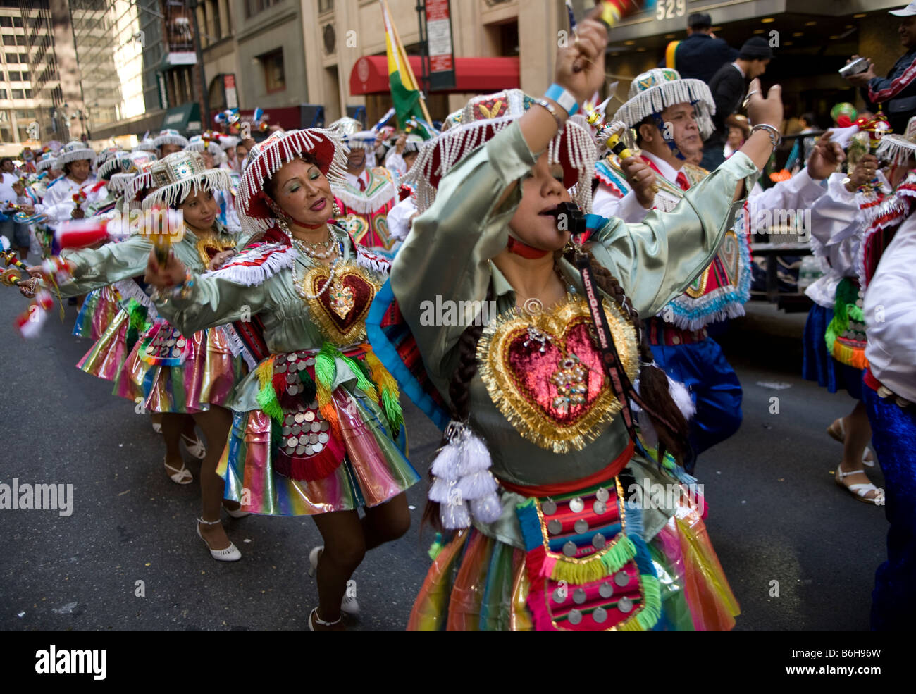 2008 Hispanic Day Parade auf der 5th Avenue NYC kostümierten Teilnehmern vertreten Bolivien in den Jährlichen Hispanic Parade Stockfoto