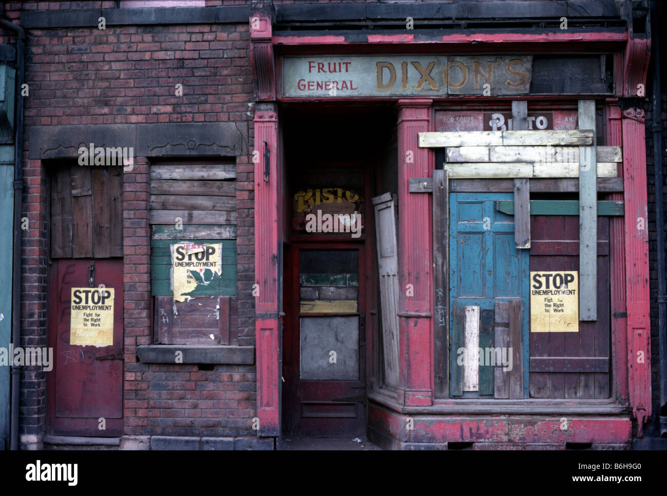 A mit Brettern vernagelt Ladenfront in Newcastle Upon Tyne, England. (Dezember 1976) Stockfoto