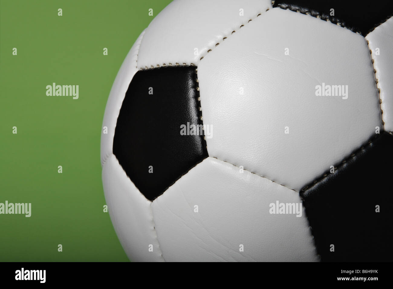 Schwarz / weiß Fußball (Fußball) Ball close-up auf grünem Hintergrund. Stockfoto