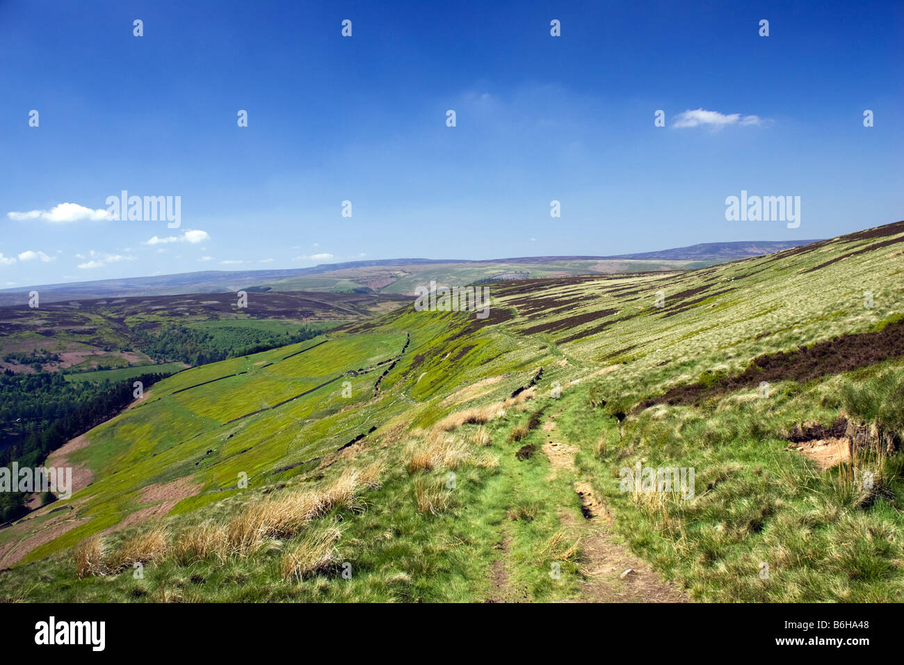 "Stanage Edge" der Wanderweg in Richtung "Dovestone Tor" und später "der Pennine Way", "Peak District" Derbyshire England UK Stockfoto