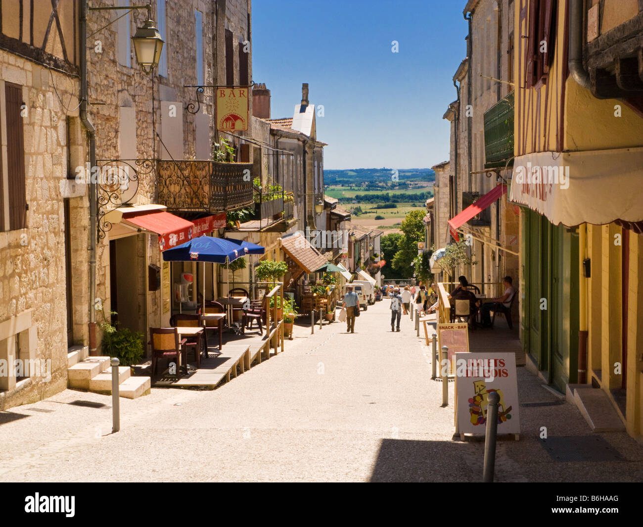 Hügelige mittelalterlichen Straßenszene in der schönen alten Monflanquin Lot et Garonne, Südwest-Frankreich, Europa im Hochsommer Stockfoto