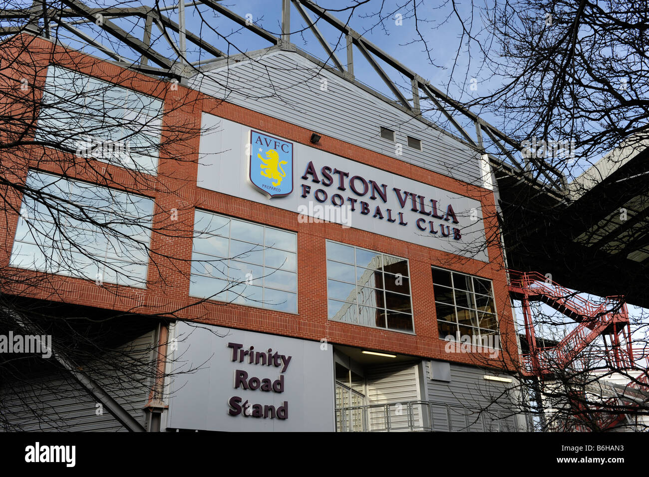 Die Trinity-Straße stehen der Villa Park in Birmingham die Heimat des  englischen premier League-Fußball-Verein Aston Villa Stockfotografie - Alamy
