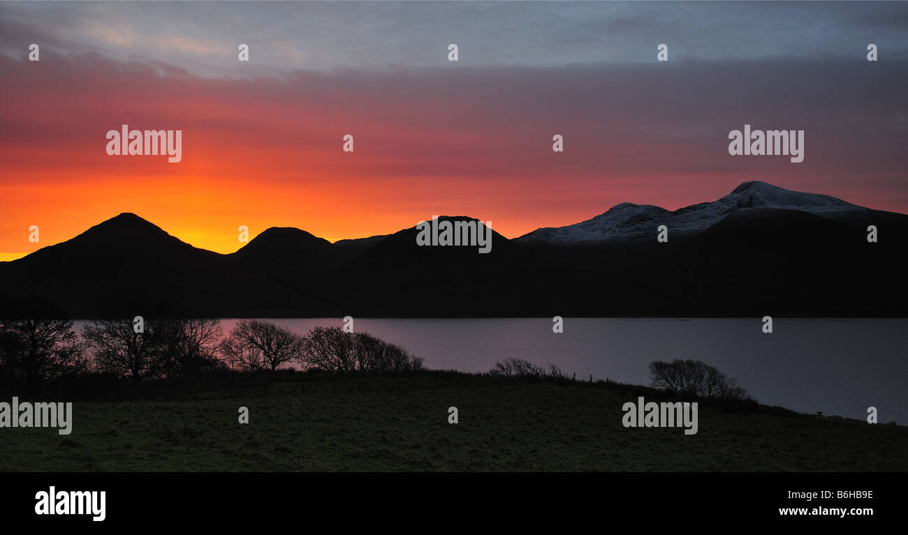 Morgendämmerung bricht über Berge, Isle of Mull, Schottland mit Loch Na Keal im Vordergrund Stockfoto