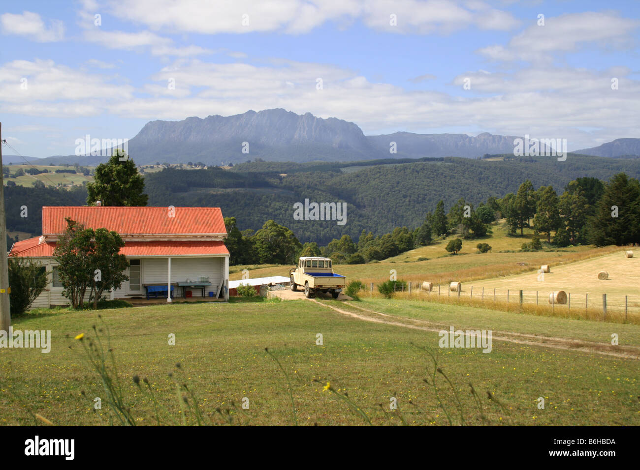 Mount Rowland in der Ferne hinter einem tasmanischen Bauernhaus Stockfoto