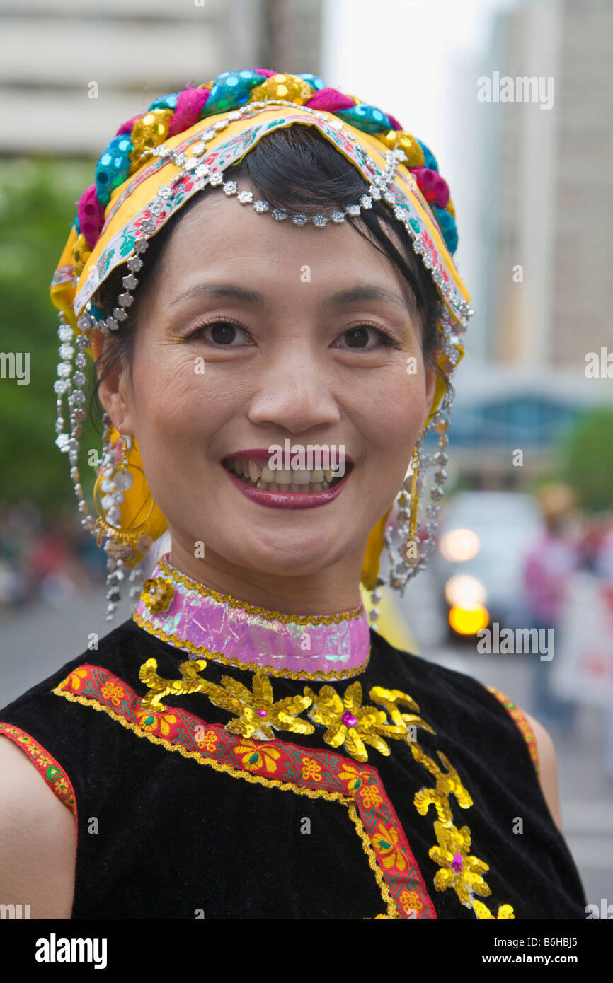 Mädchen in chinesischer Tracht Calgary Stampede Parade Alberta Kanada Stockfoto
