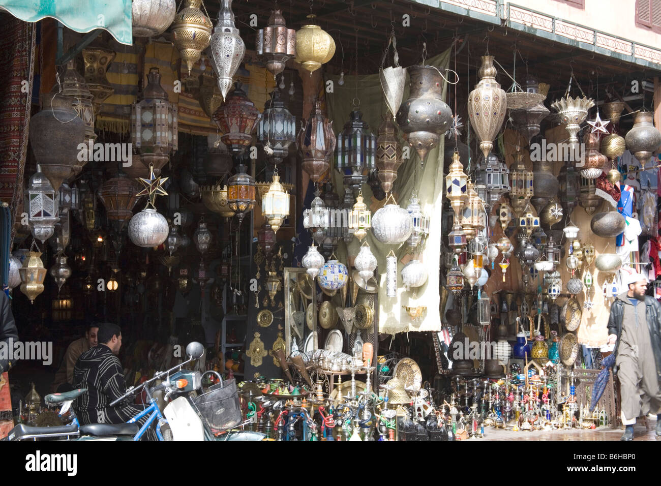 Marrakesch Marokko Nordafrika Dezember A riesige Auswahl an dekorativen Lampen und Wasserpfeifen zum Verkauf in einem der souks Stockfoto