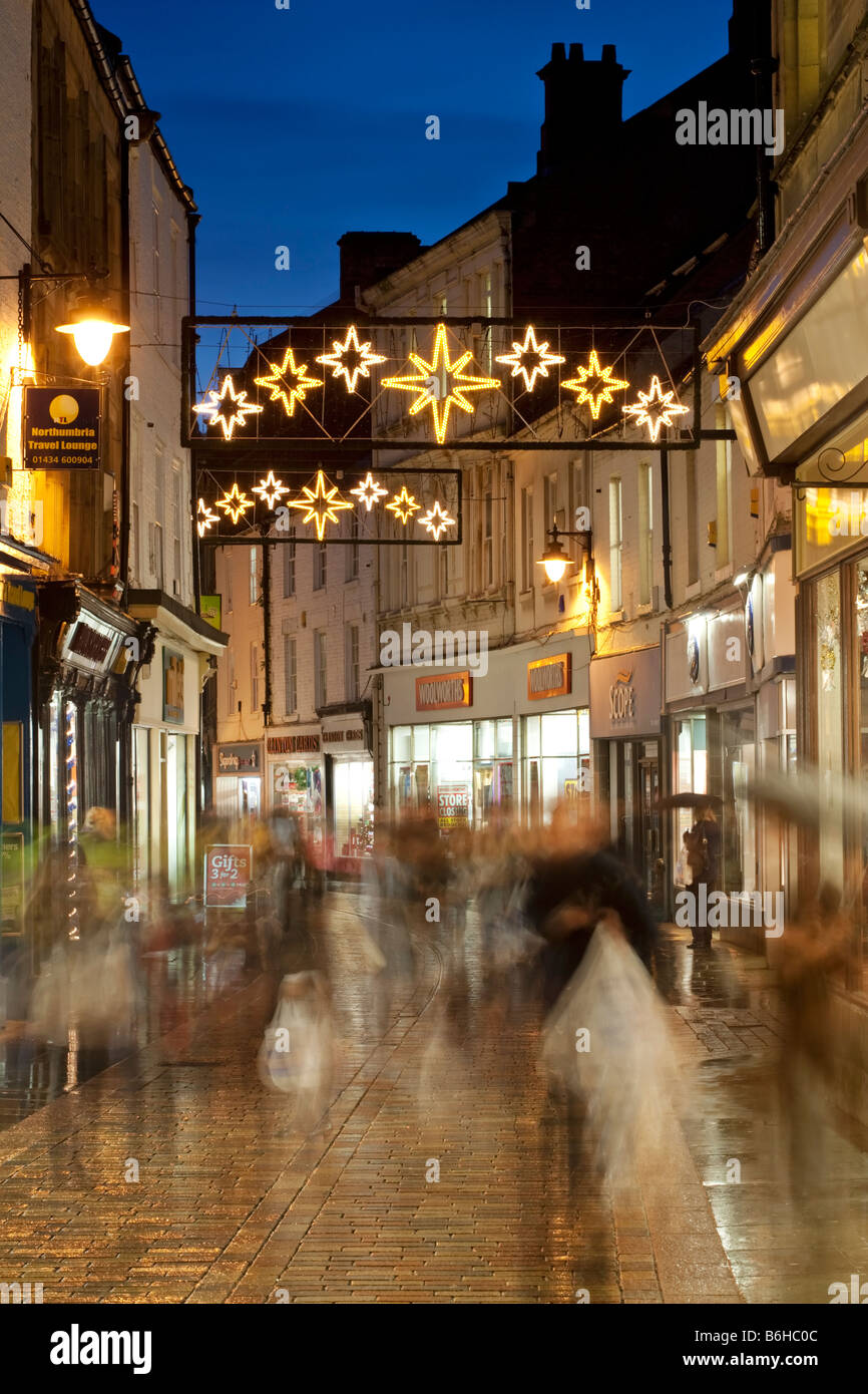 Die unscharfen Zahlen der Weihnachts-Einkäufer auf Vorderstraße in Tynedale Stadt von Hexham, Northumberland, England Stockfoto