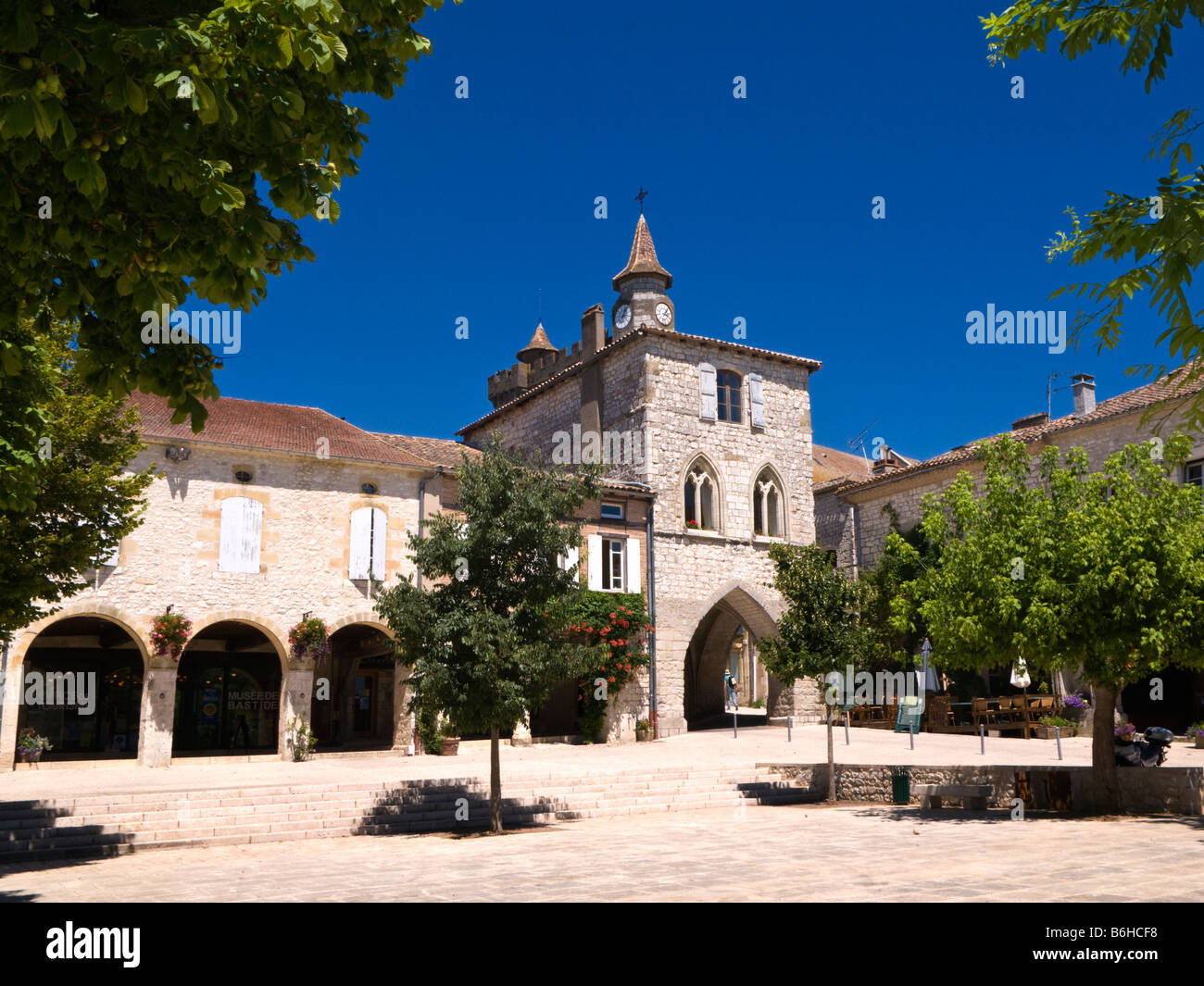 Ort des Arkaden Stadtplatz in Monflanquin Lot et Garonne Frankreich Europa Stockfoto