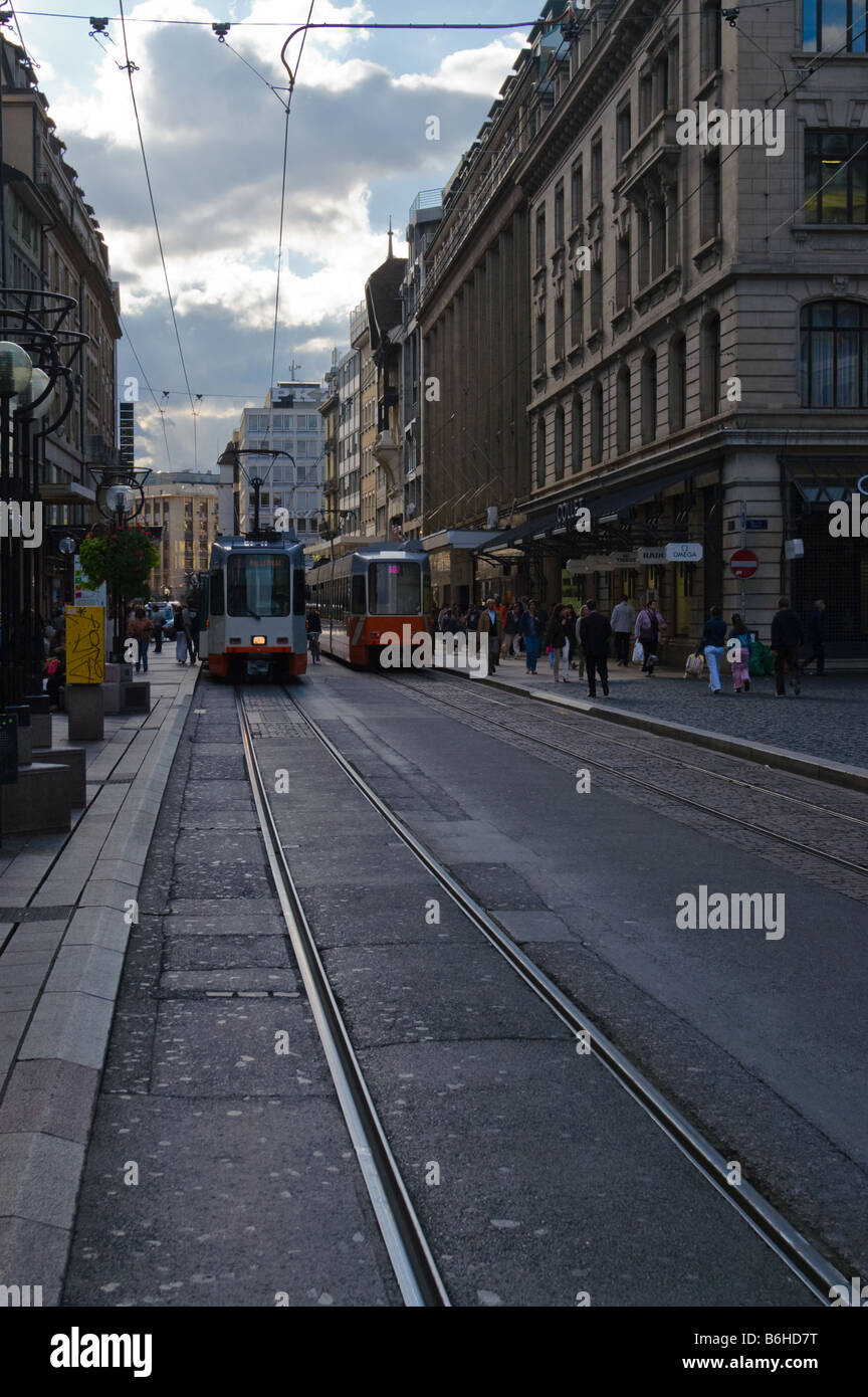 Straßenbahnen auf der Rue du Rhône in Genf, Schweiz Stockfoto