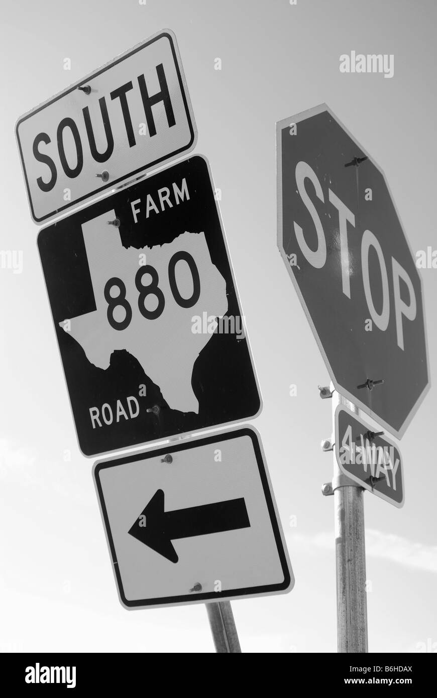 Texas Highway oder Texas Straße Zeichen und ein Stop-Schild (Schwarzweiß) Stockfoto