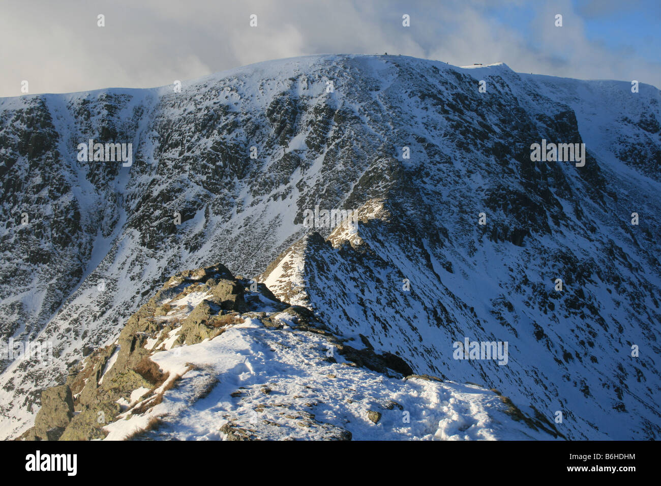 Suche entlang eine winterliche Striding Edge auf den Gipfel des Lakelandpoeten, North East Lake District Stockfoto