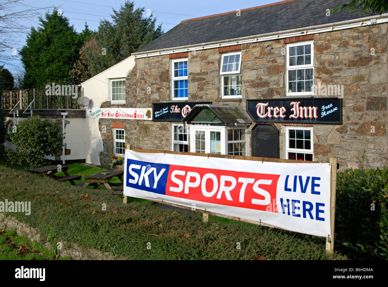 ein Banner vor einem Land Pub in Cornwall, uk Werbung "Sky Sports" Stockfoto