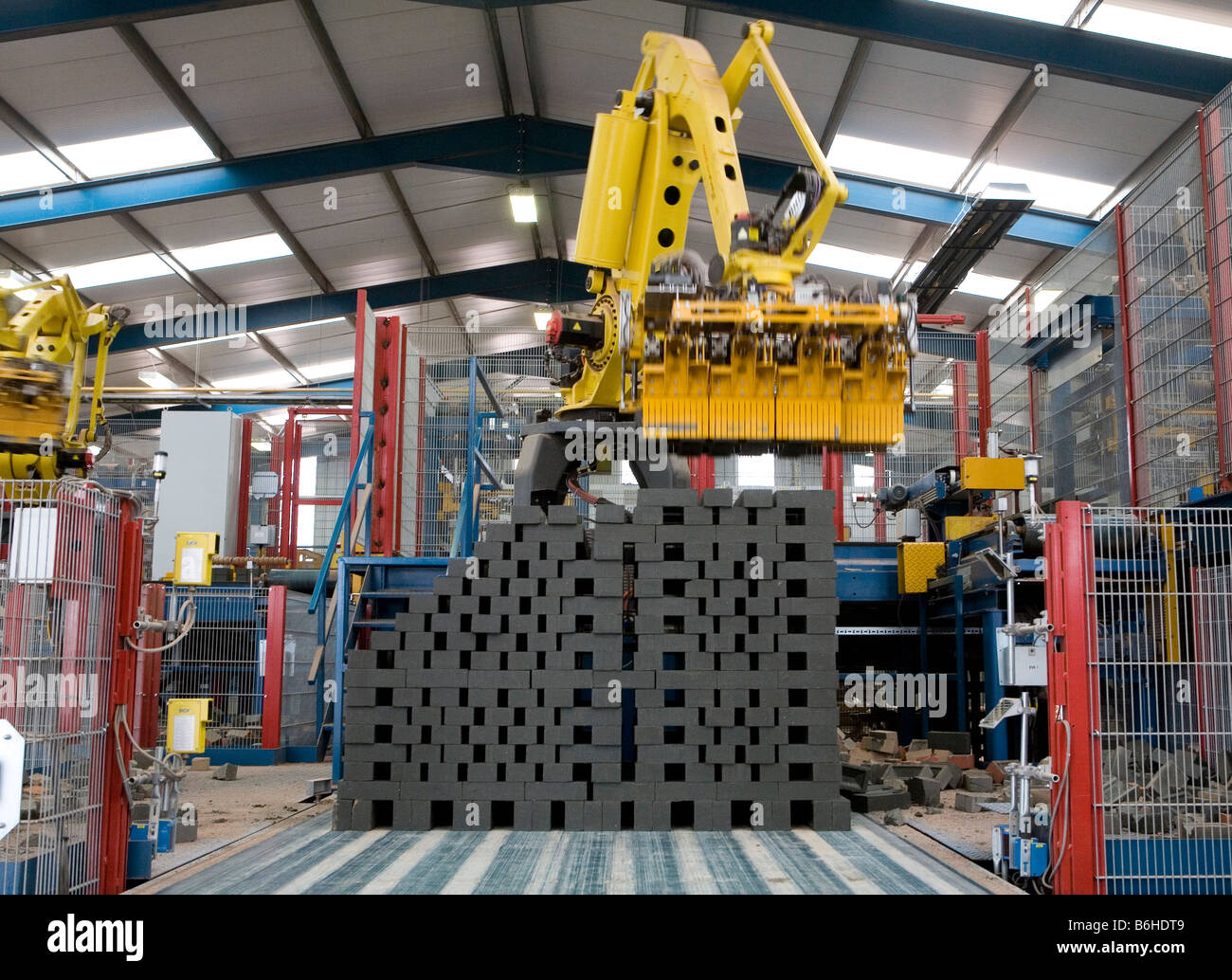 Ein Roboterarm bewegt sich London Ziegel, wie sie aus der Produktion am Standort Könige Dyke Hanson Ziegelei in der Nähe von Pete kommen Stockfoto