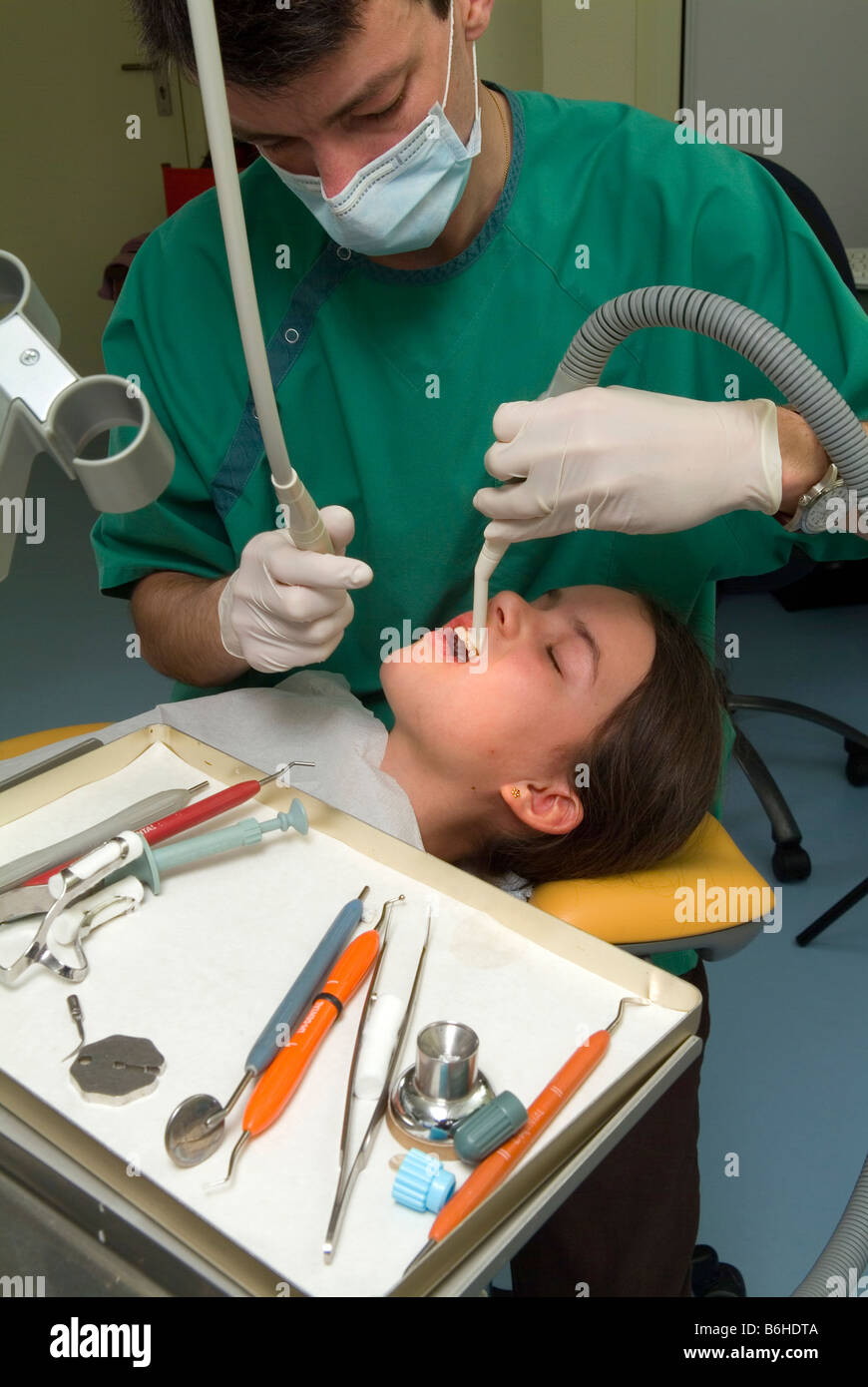 Zahnarzt Behandlung eines jungen Mädchens Stockfoto