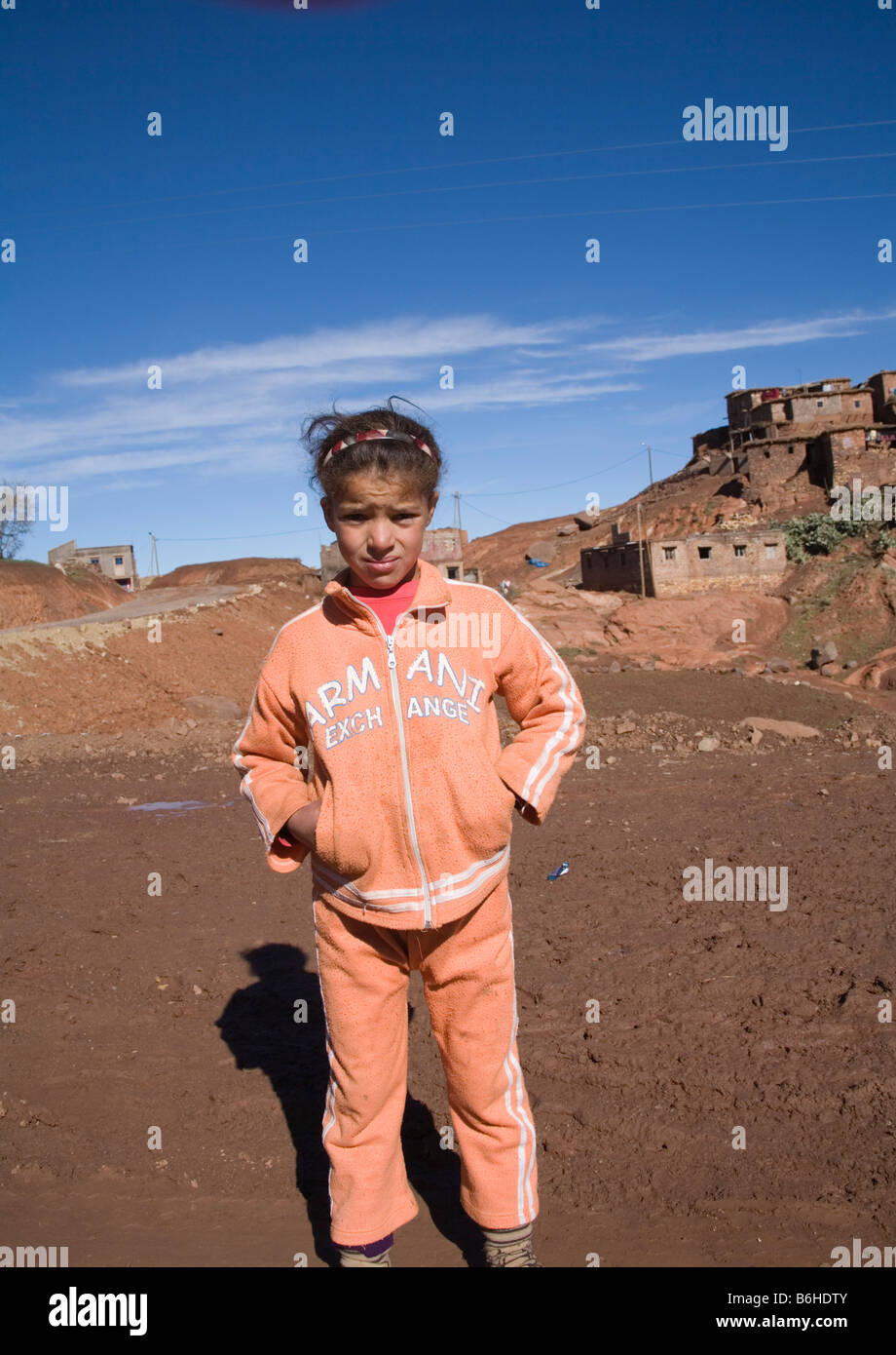Marokko in Nordafrika Dezember junge Mädchen aus ein Berberdorf im hohen Atlas-Gebirge Stockfoto
