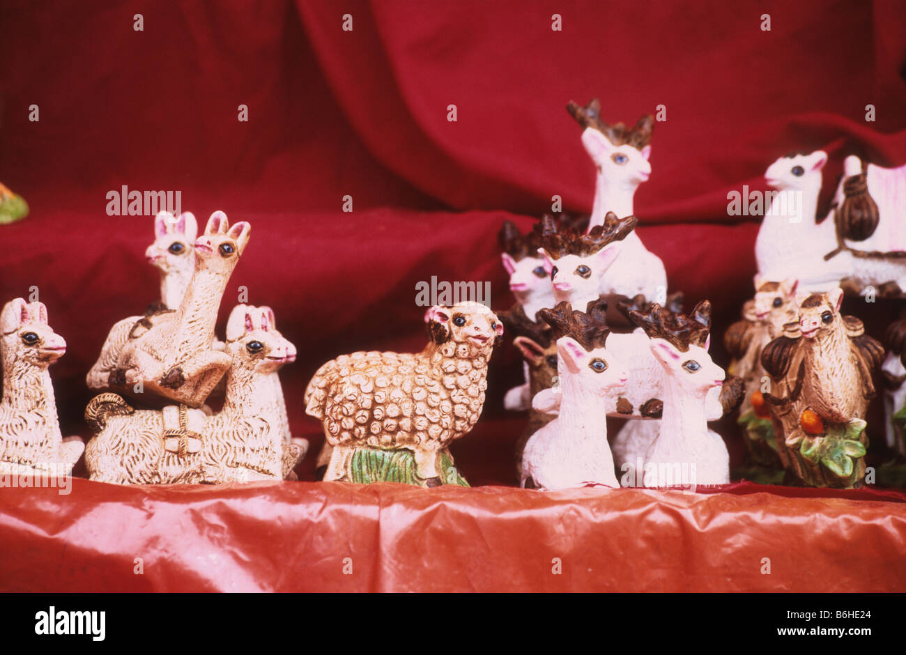 Zahlen von Nutztieren mit Lamas, andine Kultur zeigen beeinflussen für Krippen zum Verkauf auf Markt, La Paz, Bolivien Stockfoto