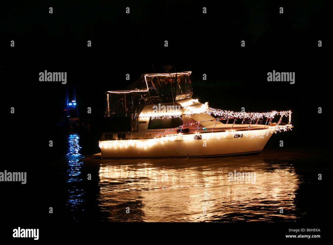 Boot mit Weihnachtsbeleuchtung am James River, Teil eine jährliche Feier des Weihnachtsfestes in Richmond, Virginia Stockfoto