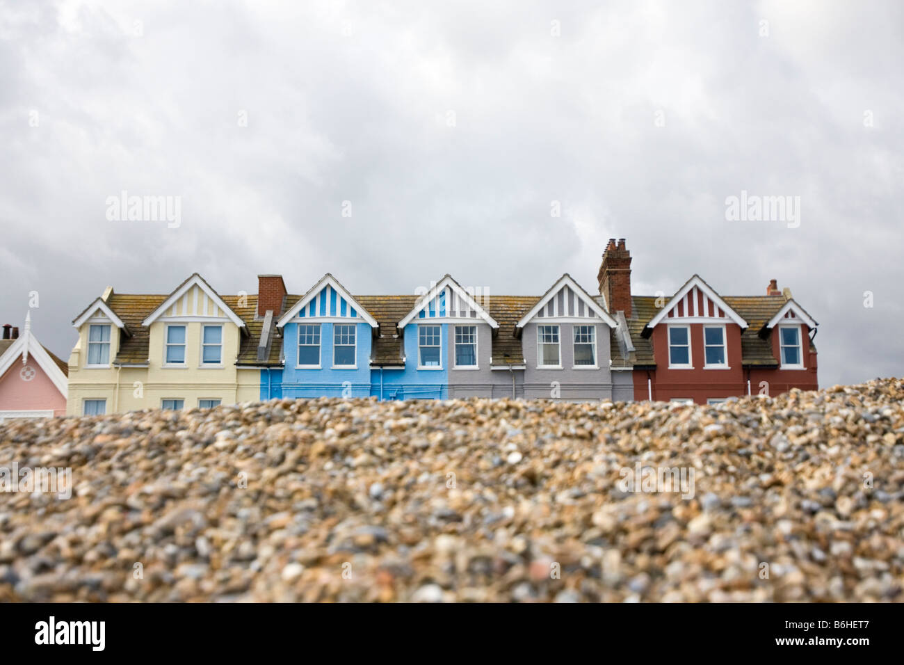 Dächer der Häuser hinter dem Kies von Aldeburgh beach Stockfoto