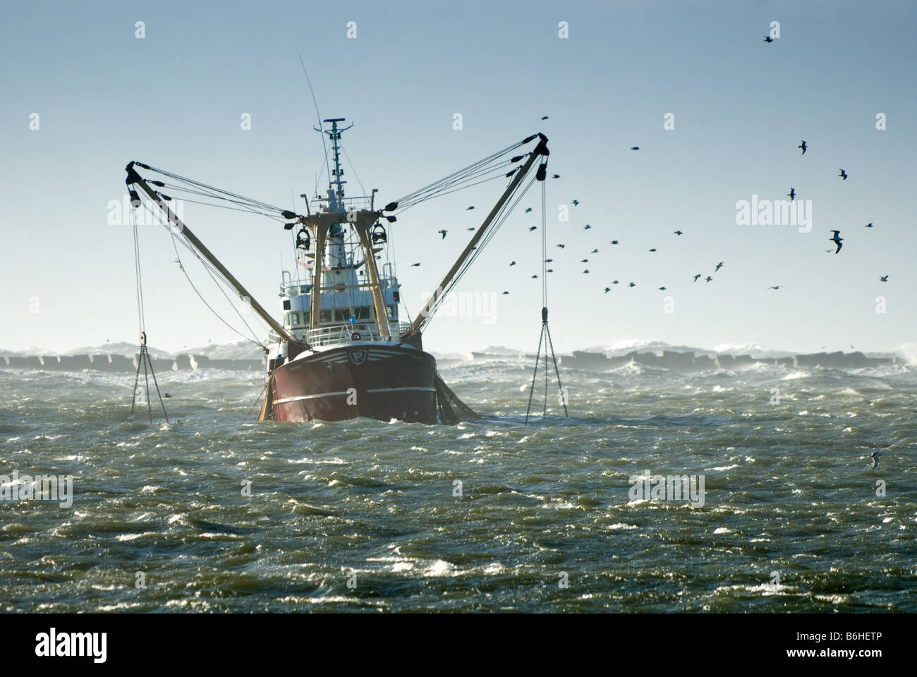 Angeln-Schiff in einem Sturm Ijmuiden Niederlande Stockfoto