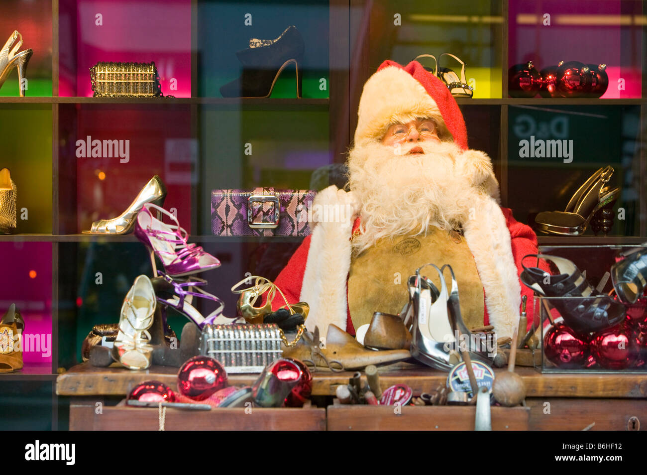 Weihnachtsmann in einem Schaufenster in einem Kaufhaus in der Oxford Street in London Stockfoto