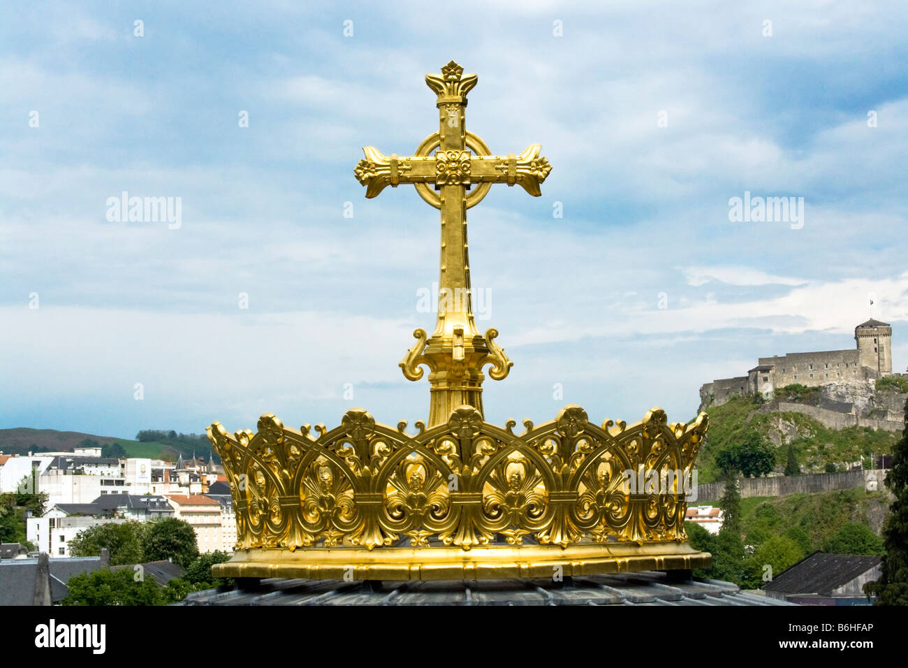 FRANKREICH, LOURDES. Krone in der Basilika in das Heiligtum Lourdes in Frankreich Stockfoto