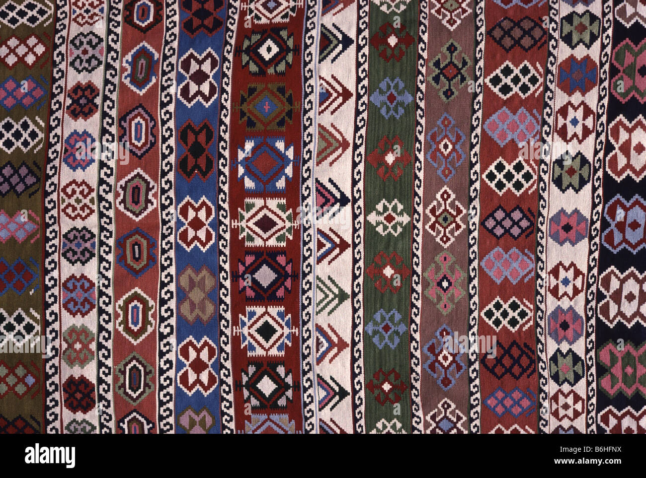 Bunte geometrische Muster auf eine traditionelle, handgefertigte, wollene türkischer Kelim Teppich. Stockfoto