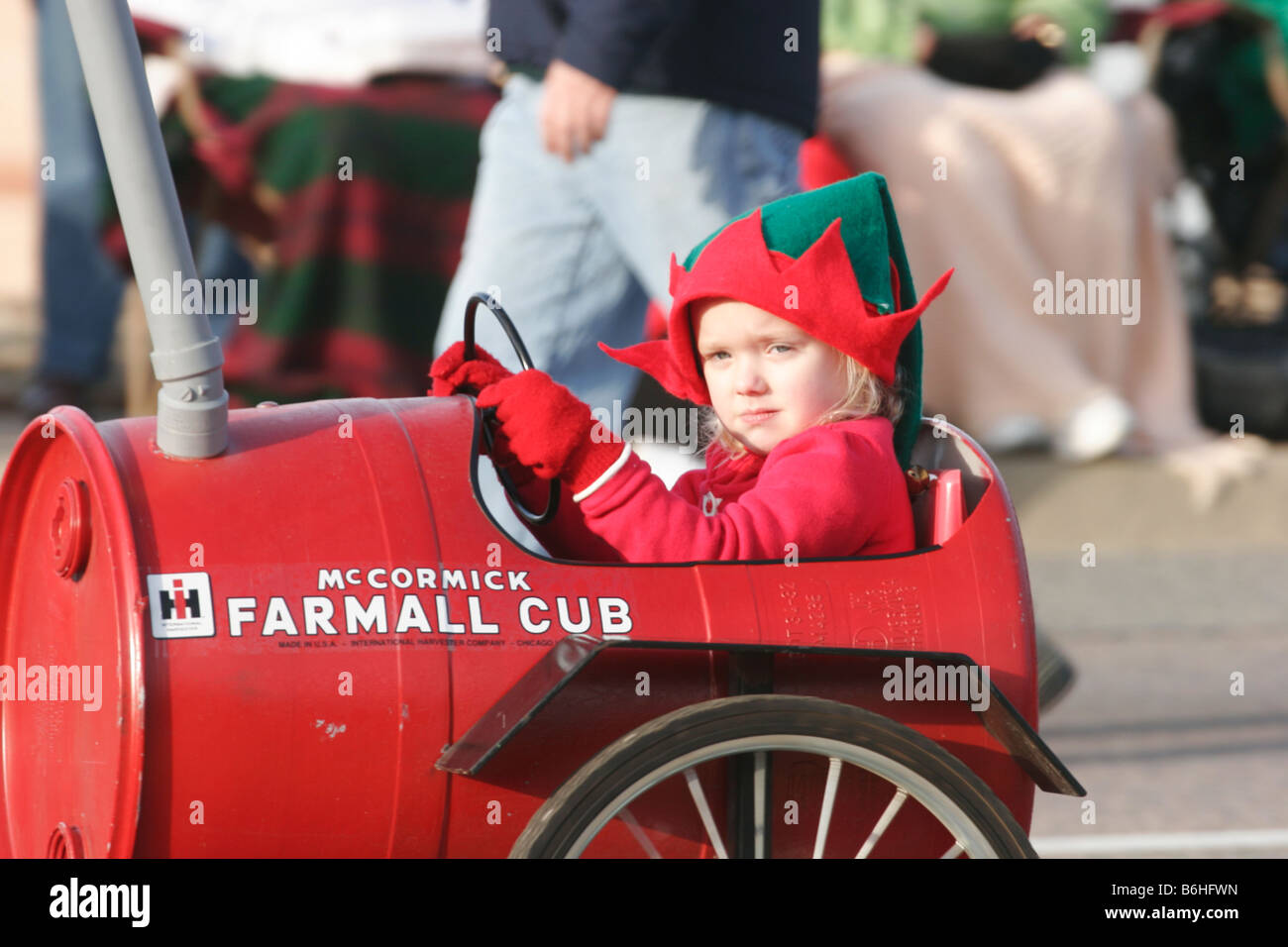 junges Mädchen reiten in Christmas Parade Traktorfahrt Stockfoto