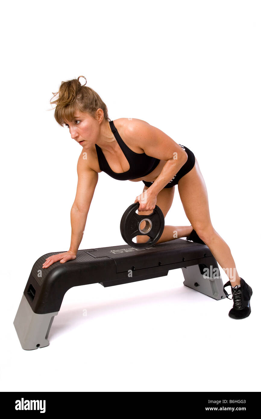 Frau, die Durchführung vorgebeugten Rudern Übung mit Schritt und Einzelgewicht disc Stockfoto