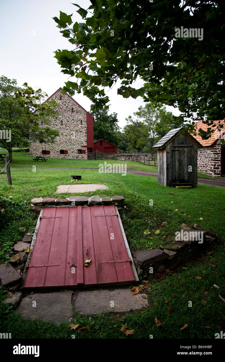 Ein aus dem 18. Jahrhundert kolonialen amerikanischen Gehöft mit verschiedenen Gebäude einschließlich einer Wurzel Keller und Scheune in ländlichen Pennsylvania Stockfoto