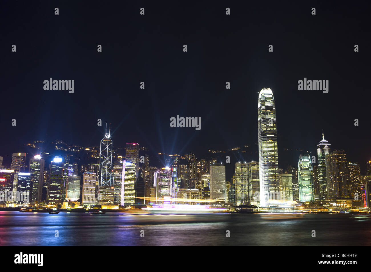 Victoria Harbour in der Nacht im Central District Hong Kong Stockfoto