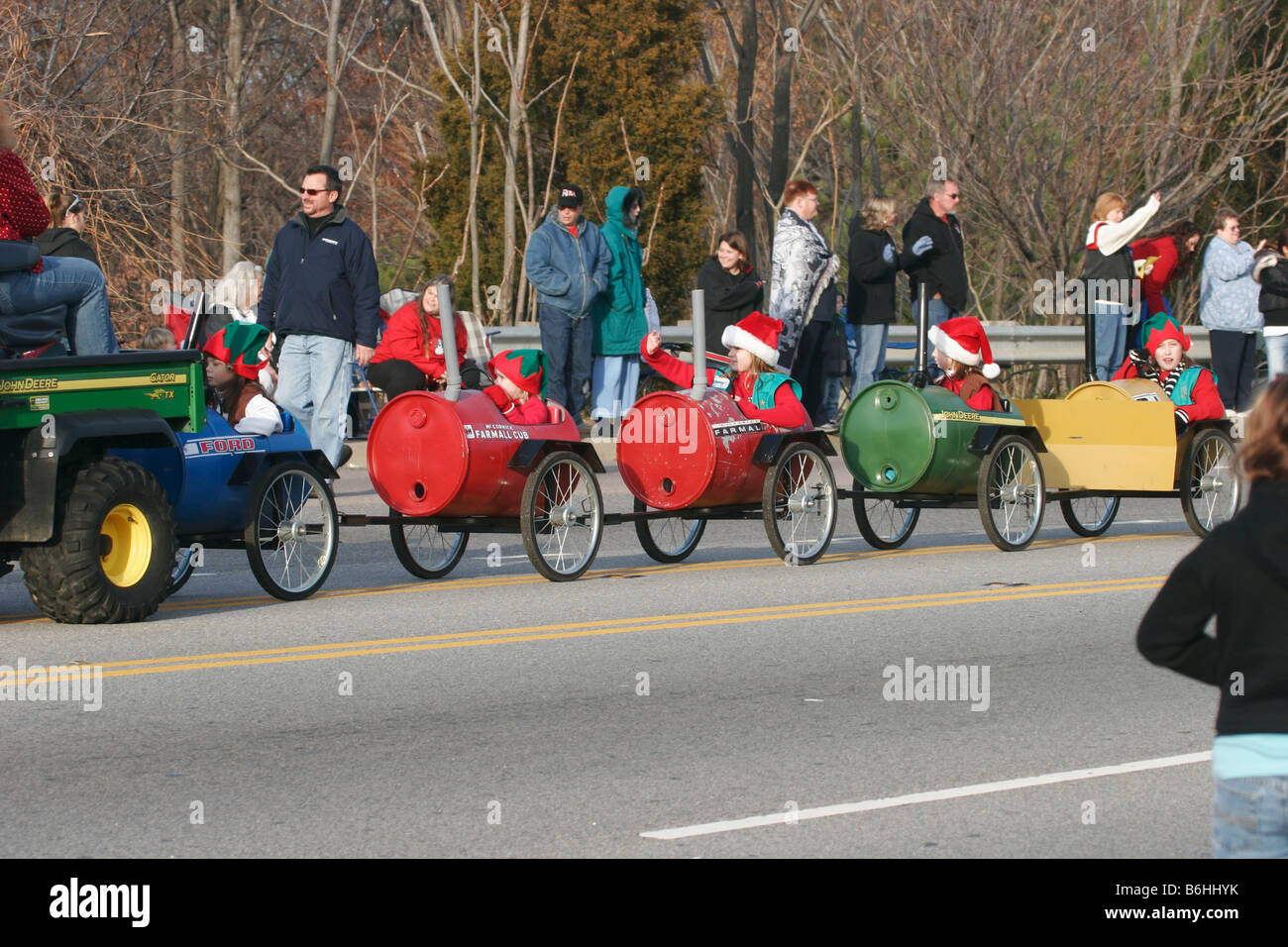 Kinder Spielzeug Traktoren in Christmas Parade Reiten.  Redaktionelle Verwendung nur Stockfoto