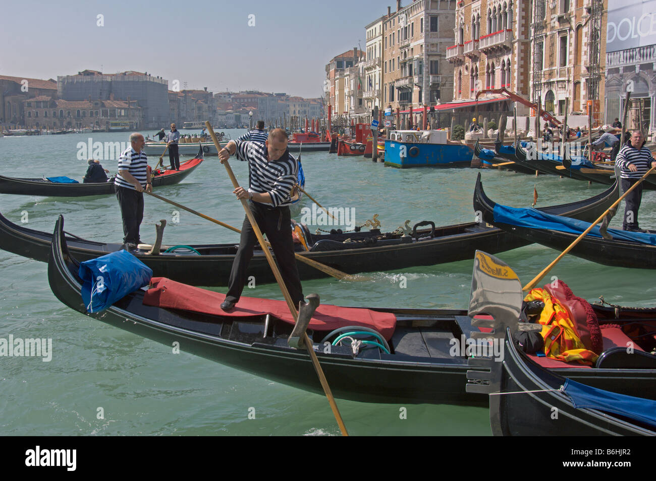 Beschäftigt Gondolieri entlang Canal Grande Venedig Wasserbus April 2008 entnommen Stockfoto