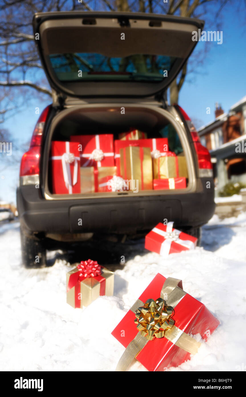 Führerschein verfügbar unter MaximImages.com - Weihnachtsgeschenke im Kofferraum eines Autos Stockfoto