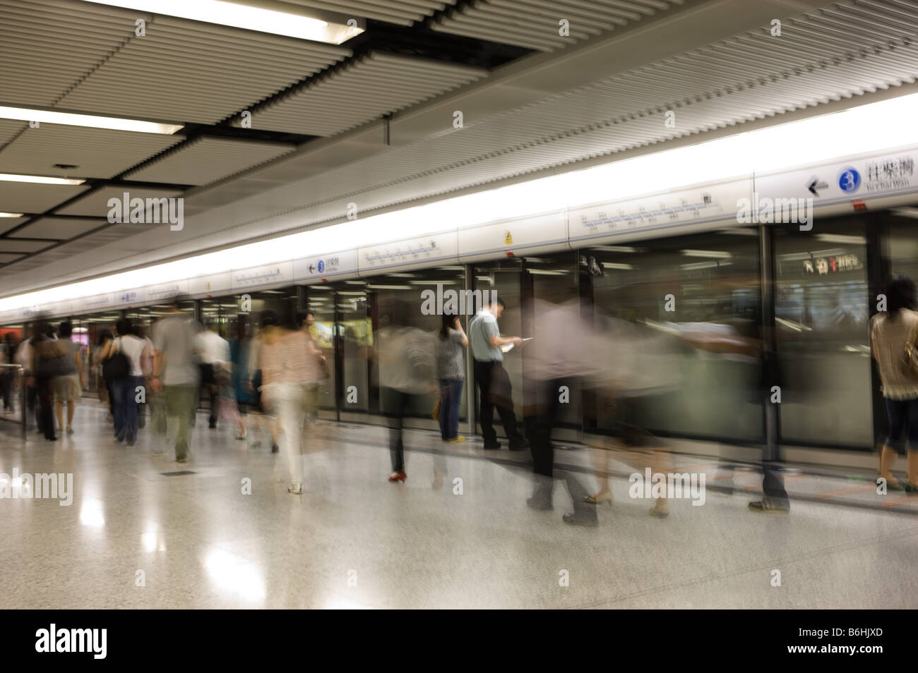 Menschen, die die MTR oder Mass Transit Railway Hong Kong Stockfoto