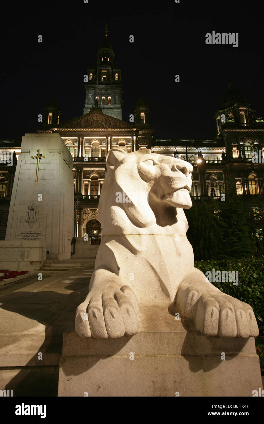 Stadt in Glasgow, Schottland. Löwendenkmal am Cenotaph in George Square mit der City Chambers im Hintergrund. Stockfoto