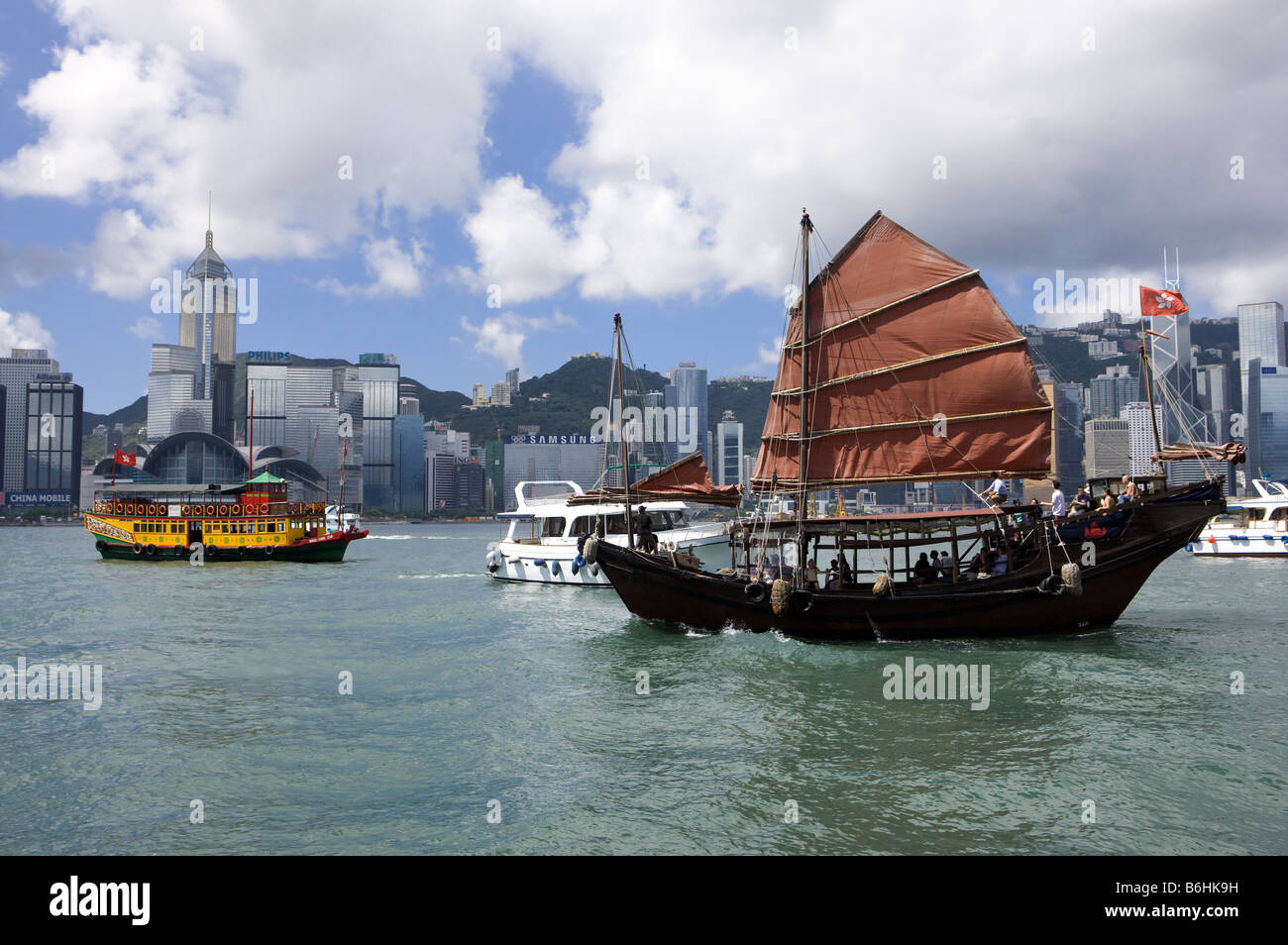 Boote in Victoria Hafen Hongkong Stockfoto