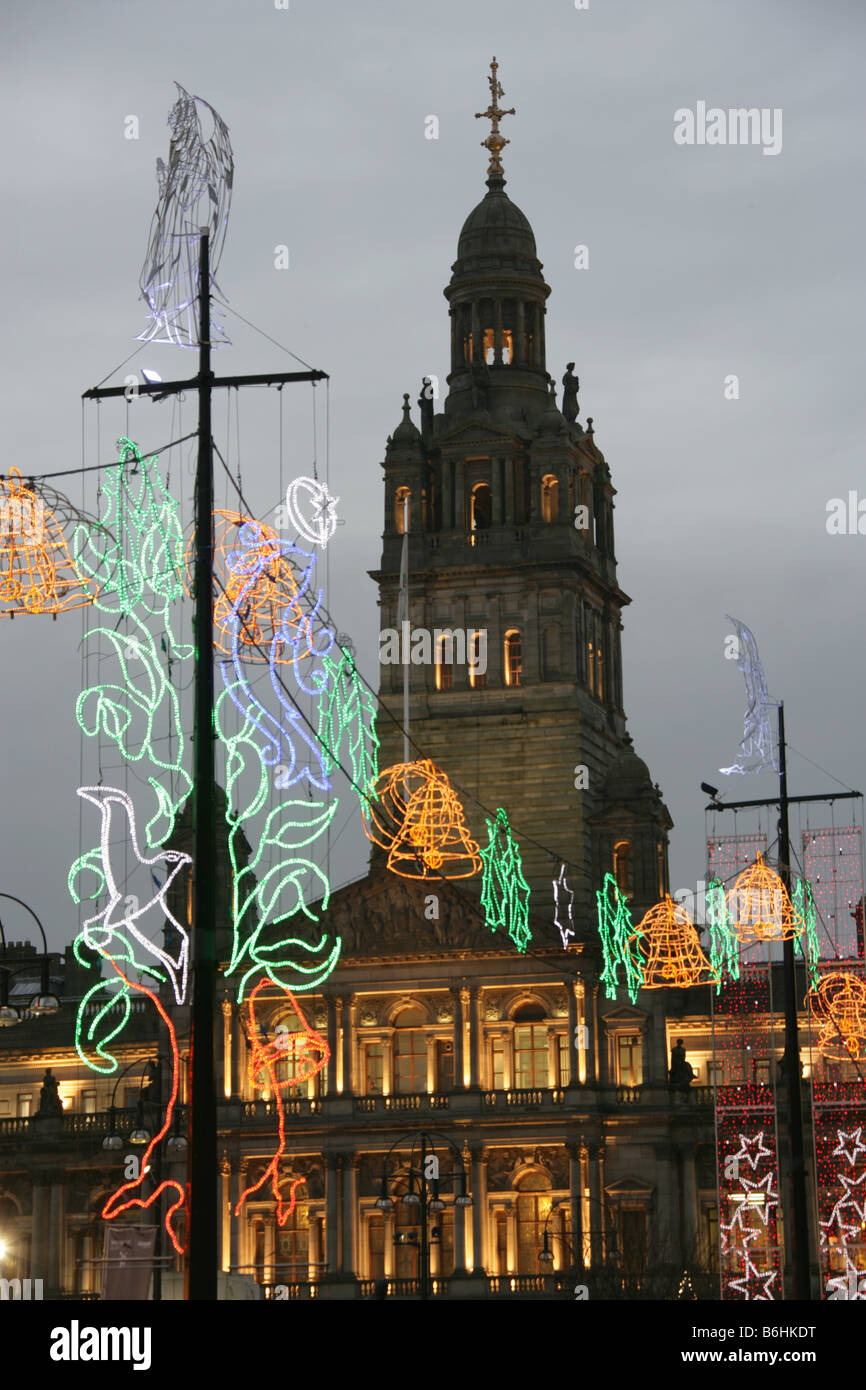 Stadt in Glasgow, Schottland. Abenddämmerung Nahaufnahme von George Square Weihnachtsschmuck mit City Chambers im Hintergrund. Stockfoto