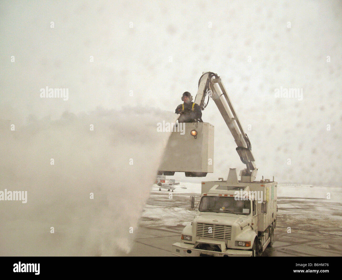 de-icing Flugzeug in Pittsburgh Flughafen Winter Saftey Schlechtwetter Transport Luftfahrt fliegen PA Stockfoto