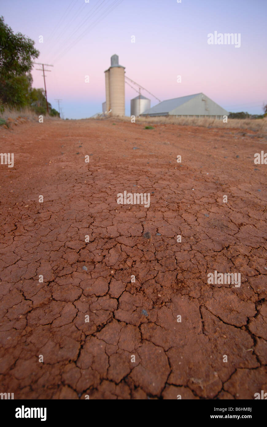 Trockenheit in der Nähe von Korn Silohs nahe der Grenze zu South Australia und Victoria. Stockfoto