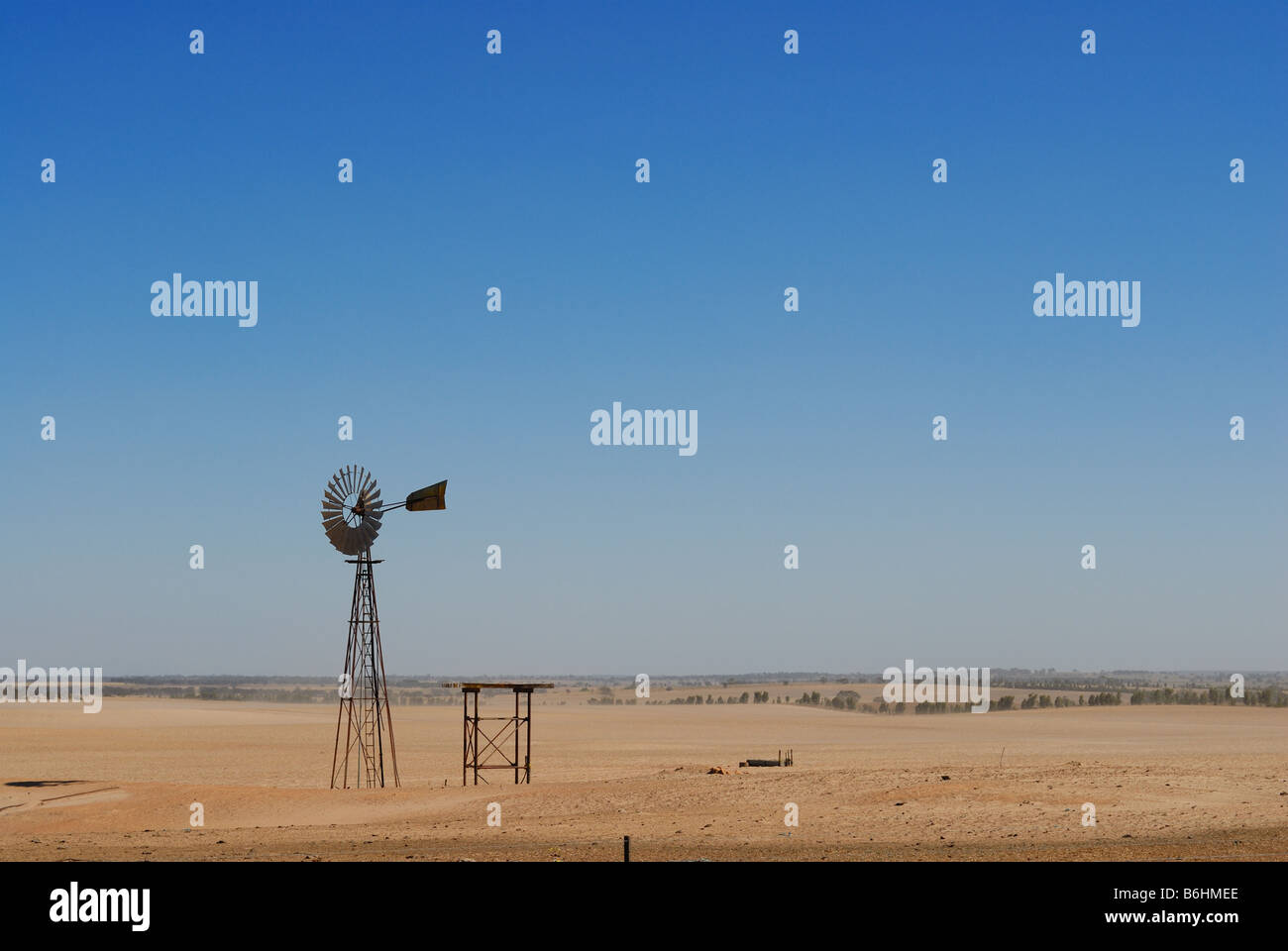 Verlassene Windmühle in einer kargen Farm Paddock im Outback Australien. Die schlimmsten Dürrebedingungen in Australien seit vielen Jahren. Stockfoto