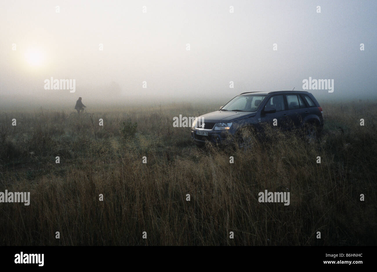 Polen Dorf Suzuki Grand Vitara Geländewagen im morgendlichen Nebel Nebel Stockfoto